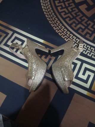 Zapatos dorados mujer fiesta