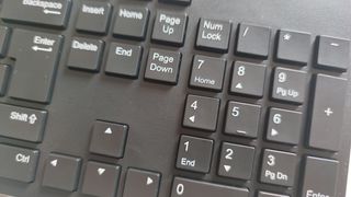 Teclado inglés UK y ratón inalámbricos negros