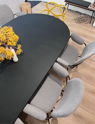 Silla comedor gris con reposabrazos