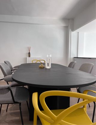 Silla comedor gris con reposabrazos