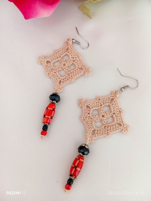 Orecchini uncinetto beige pallino ovale rosso