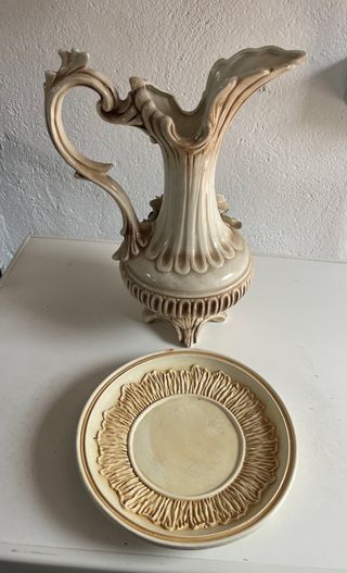 Preciosa jarra de cerámica italiana con plato