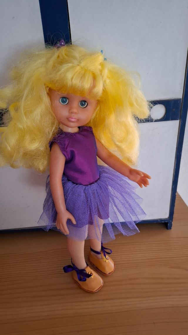 Preciosa muñeca con melena Amarilla