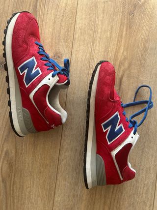Zapatillas New Balance 574 rojas y azules.
