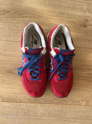Zapatillas New Balance 574 rojas y azules.
