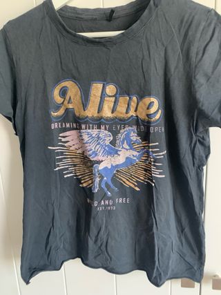 Camiseta gráfica 'Alive'