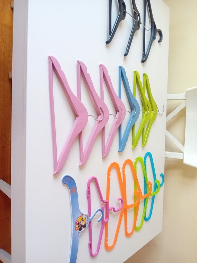 LOTE COMPLETO 
Perchas infantiles MADERA y PLÁS