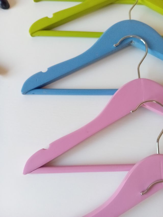 LOTE COMPLETO 
Perchas infantiles MADERA y PLÁS