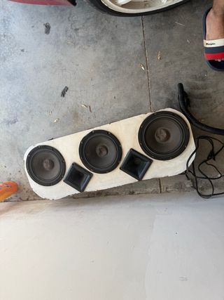 Cajón altavoces 3 medios de 8” y dos motores