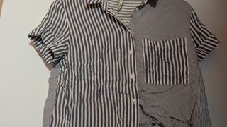 Camisa blanca y azul a rayas