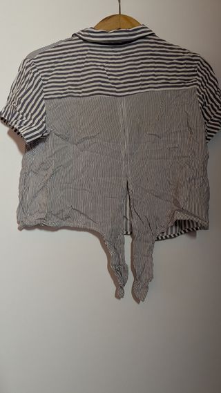 Camisa blanca y azul a rayas