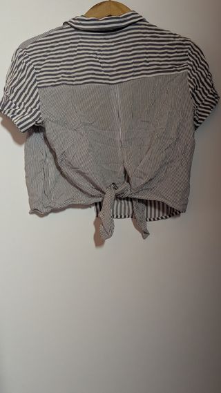 Camisa blanca y azul a rayas