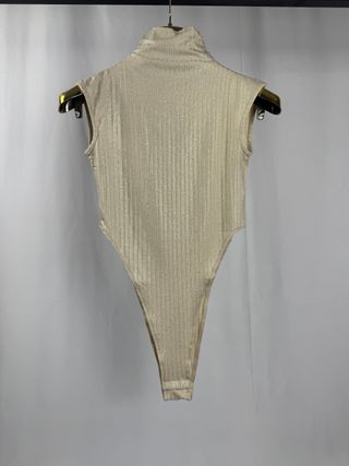 Body brillante beige c/cuello alto