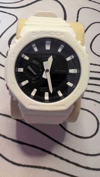 Reloj deportivo blanco y plateado