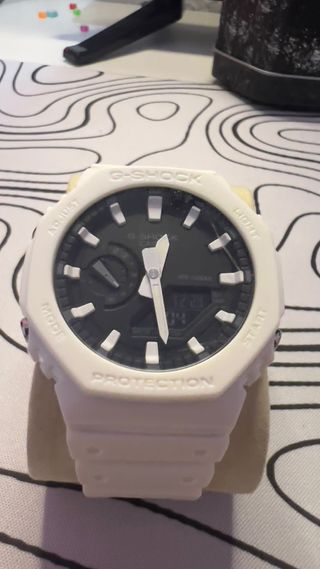 Reloj deportivo blanco y plateado