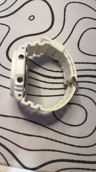 Reloj deportivo blanco y plateado