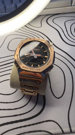 Reloj deportivo blanco y plateado