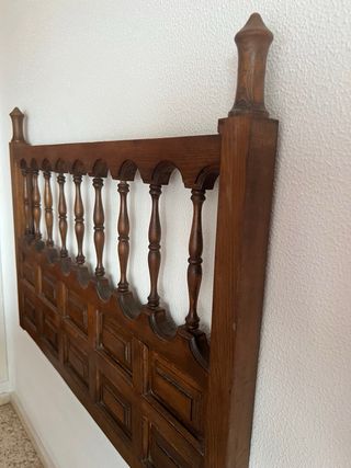 Dos cabeceros de cama de madera estilo castellano