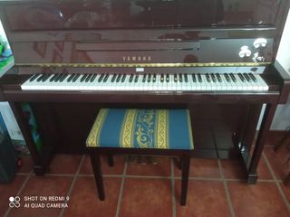 Piano marrón oscuro