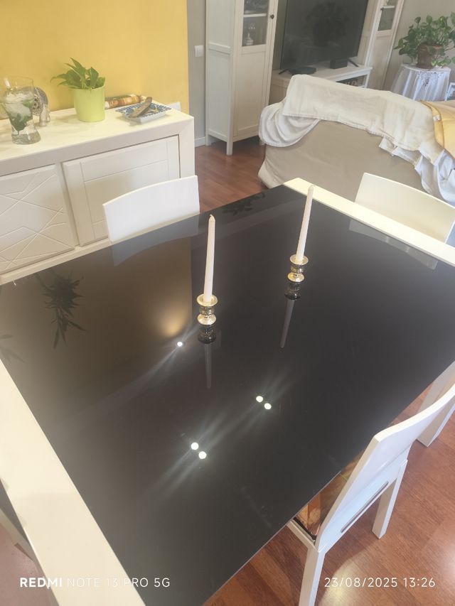 Mesa comedor 4 sillas - Moderno y muy cuidado