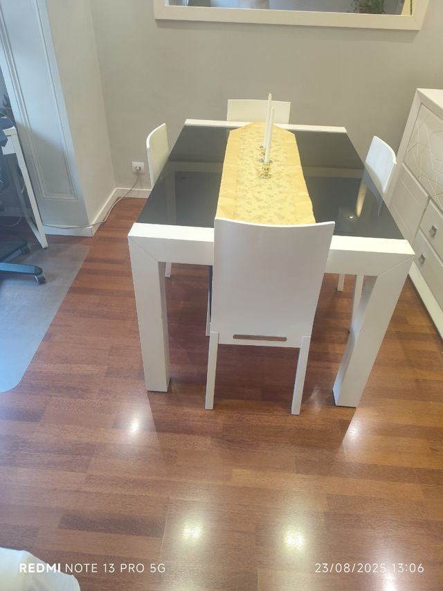 Mesa comedor 4 sillas - Moderno y muy cuidado