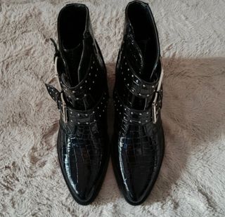 Botines charol negro hebillas