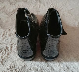 Botines charol negro hebillas