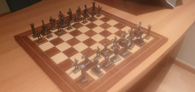 Tablero y piezas de ajedrez de temática romana.