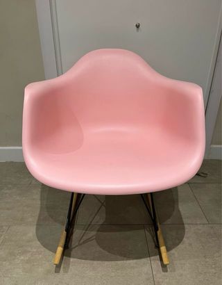 Silla mecedora rosa