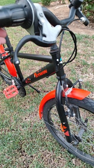Bicicleta Btwin niño 20" negra-naranja