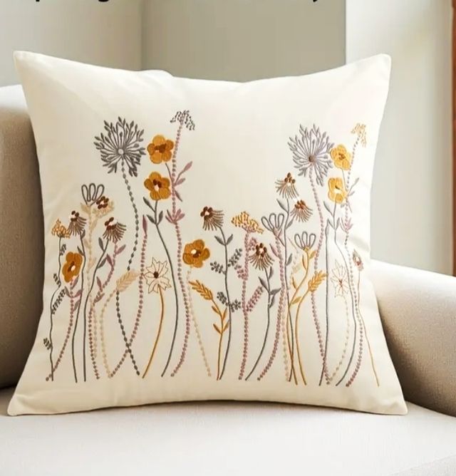 Capa de almofada 45x45cm. Bordado de flores feito à mão.