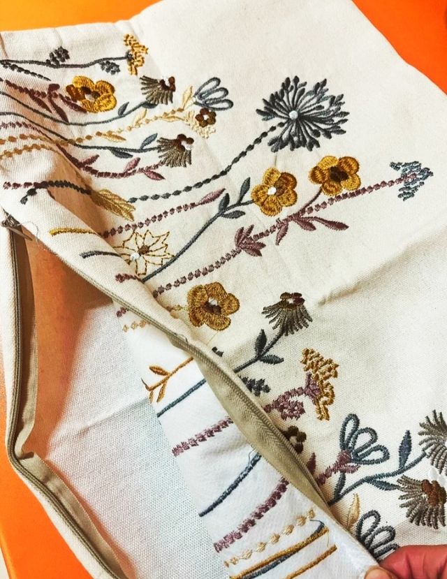 Capa de almofada 45x45cm. Bordado de flores feito à mão.