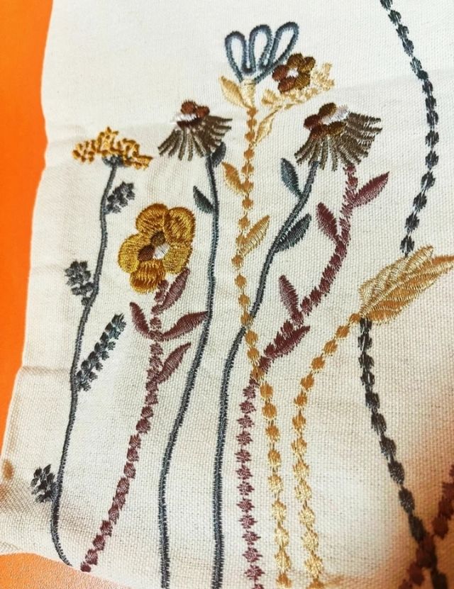 Capa de almofada 45x45cm. Bordado de flores feito à mão.