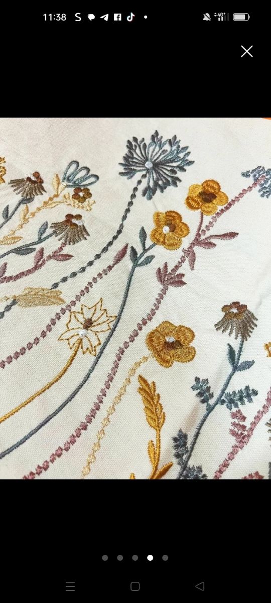 Capa de almofada 45x45cm. Bordado de flores feito à mão.