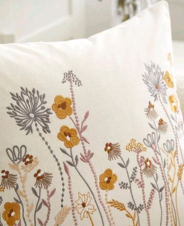 Capa de almofada 45x45cm. Bordado de flores feito à mão.