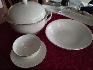 Vajilla porcelana blanca y dorada