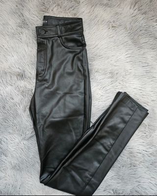 Pantalones cuero Zara negros