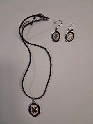 Collar y pendientes con adorno de oso.