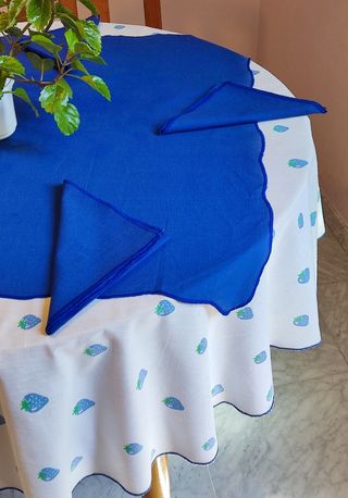Mantel redondo azul con 5 servilletas y tapete.