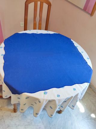 Mantel redondo azul con 5 servilletas y tapete.