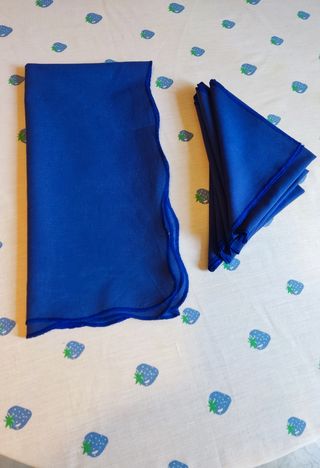 Mantel redondo azul con 5 servilletas y tapete.