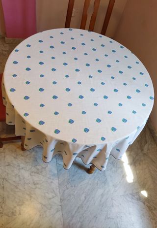 Mantel redondo azul con 5 servilletas y tapete.