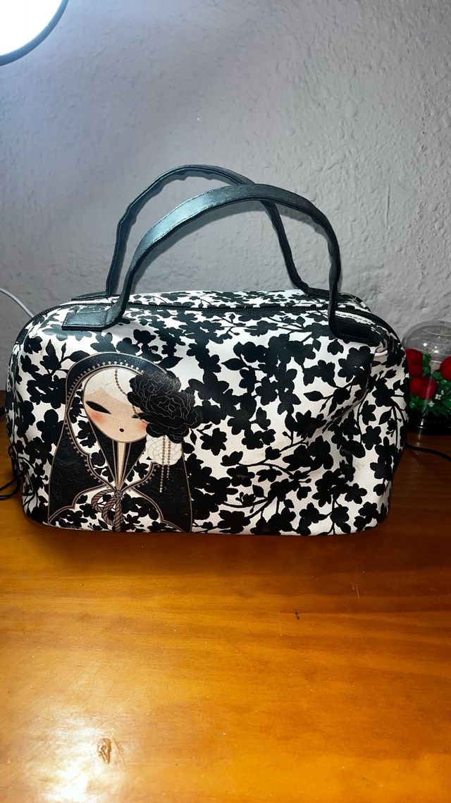 Bolso neceser blanco y negro