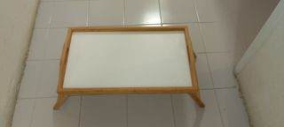 Bandeja de cama plegable con asas.