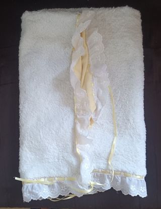 Toalla bebé bordada: blanco/amarillo