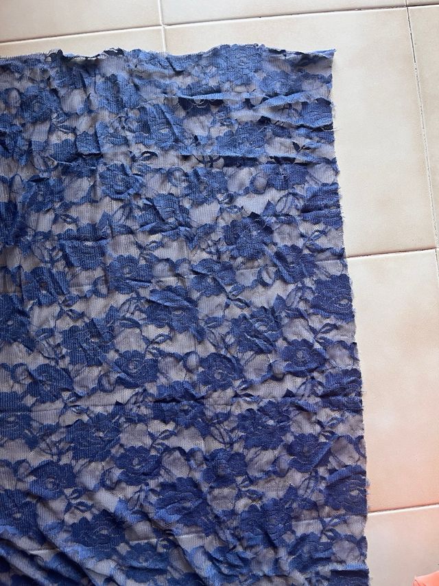 Tessuto pizzo blu
misure 130 x 175 cm