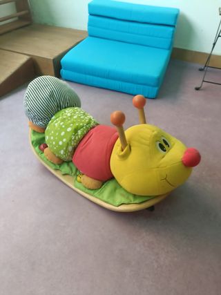 Balancín oruga madera infantil