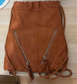 Mochila marrón estilo petate