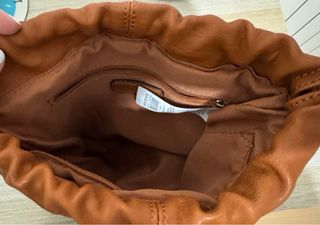 Mochila marrón estilo petate