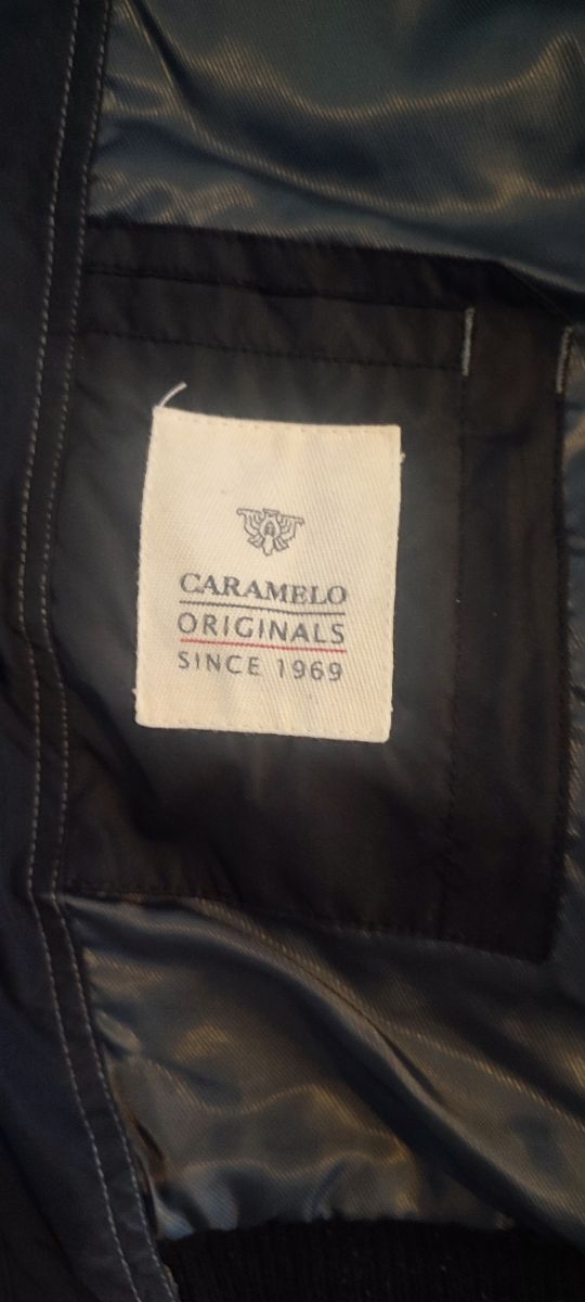 Chaqueta azul oscura-caramelo